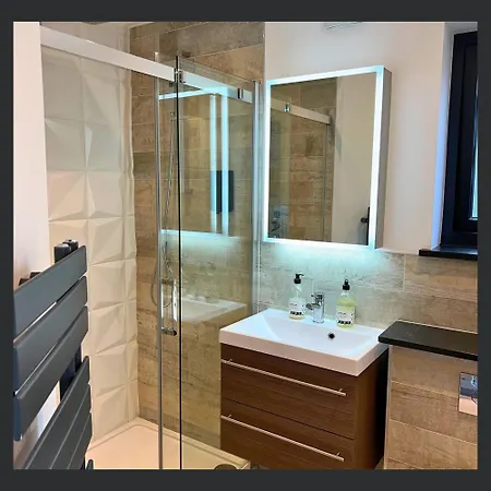 Uno - Luxury Serviced בית אירוח *